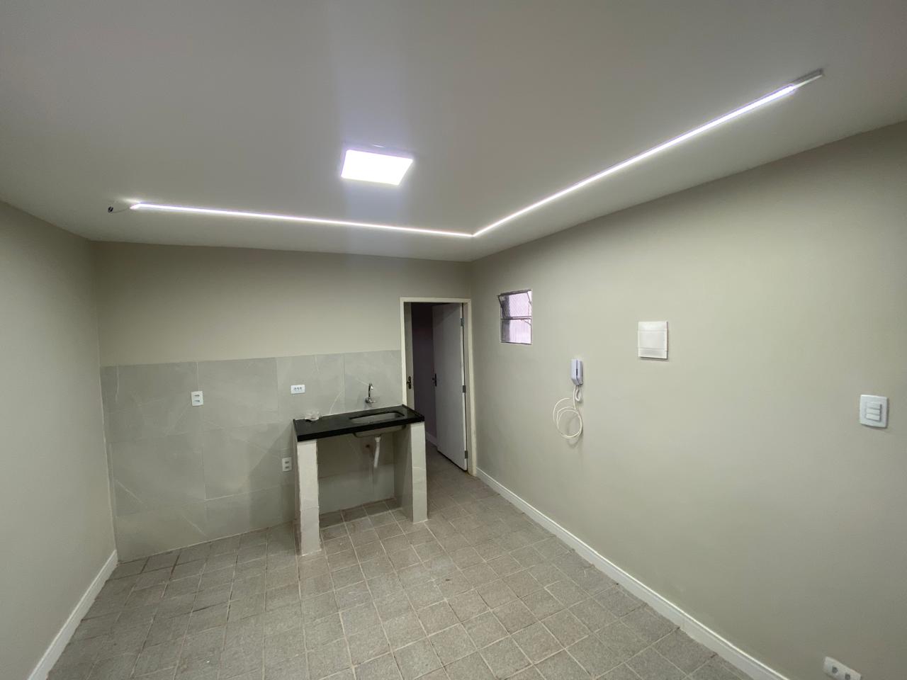Sala ampla com cozinha americana integrada