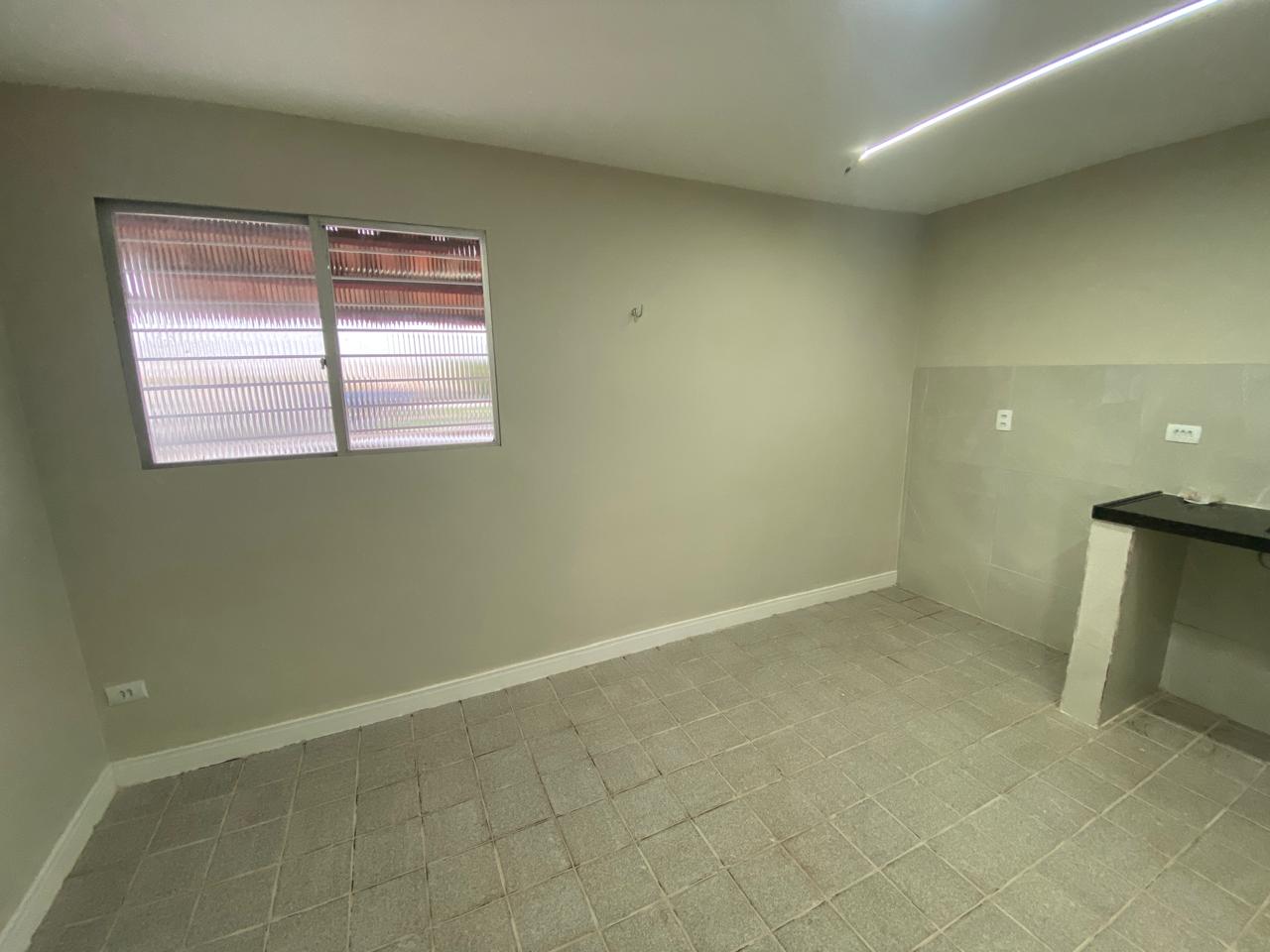 Sala ampla com janela grande e luz natural