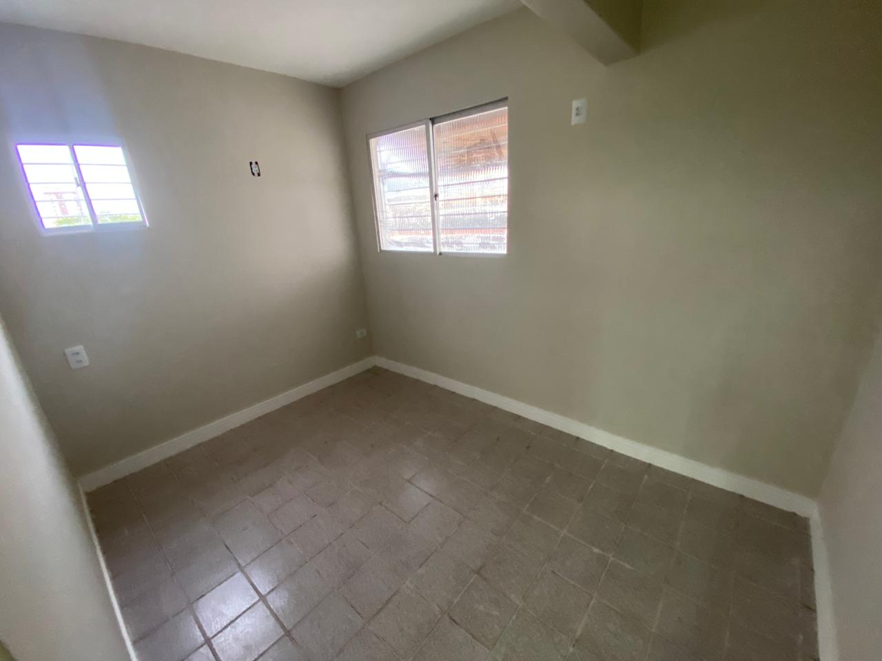 Quarto com duas janelas e bastante claridade